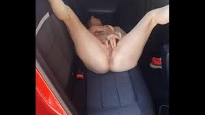 Desnuda en el coche 