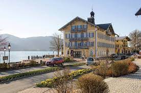 Schnell informiert über die wichtigsten news aus politik, sport, wetter und finanzen sowie spannende themen zu stars, reise, auto und lifestyle. Die Oberschicht Am Tegernsee Deutschland Deine Reichen Arm Und Reich Faz