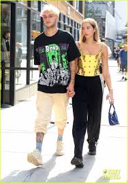 Dua lipa and her boyfriend, anwar hadid, are the proud parents of a black rescue puppy named dexter. Dua Lipa Spends Time With Boyfriend Anwar Hadid In Nyc Famous Outfits Fashion Dua