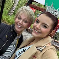 Sara Cotham's Instagram, Twitter & Facebook