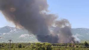 Φωτιά τώρα στην δου β' λάρισα τώρα live λάρισα κάτι τέτοιες ώρες δεν σκέφτεσε dslr και κάτι τέτοια τρέχεις να απαθανατίσεις το συμβάν να δεις τι γίνεται. G1ijuuywqsugnm