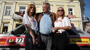 Od 1971 do 1990 roku był członkiem polskiej zjednoczonej partii robotniczej, a w 2005 i. Cieslak Dobrze Jest Dostac W Tylek Od Zycia Bylem Wysoko Ale Tez Stalem W Kolejce Po Zasilek Szczyce Sie Tym