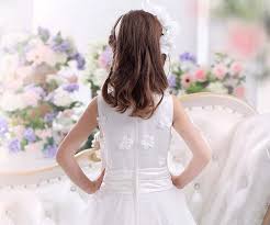 Le bambine specialmente amano portare i capelli lunghi e magari adornati da qualche piccolo fermaglio; Acconciature Prima Comunione Per Bambina