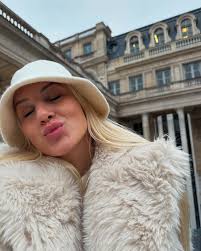 wiesn 🥨 With my favorite human ♥️ . . . #oktoberfest #münchen #dirndl  #ozapftis #girls #goodmorning #sunday #sundaymood #friends #bier #schützen  #peopleilove #blondie #bavaria #miasanmia