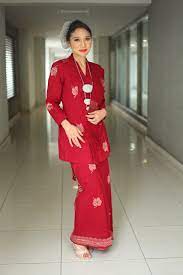 Kain songket kini banyak dimodifikasi menjadi kebaya modern, kebaya muslim, dan baju pengantin. Red Songket Traditional Songket Songket Bunga Tabur Songket Bunga Raya Songket Opah Make Up By Fiqahafizi Hair By Anggunbydean Wanita Baju Kurung Kebaya