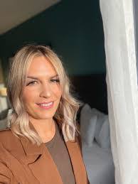 Daisy Hawkins's Instagram, Twitter & Facebook