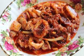 Rahsia untuk membuat sambal tumis yang sedap ialah dengan menumis bahan tumisan dengan api perlahan sehingga cili betul betul masak dan garing. Sambal Tumis Sotong Azie Kitchen