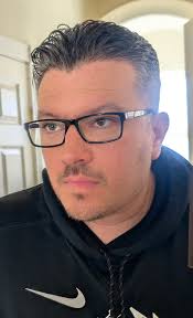 Does blues traveler member resemble another person?