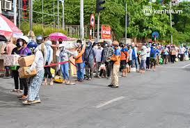 Tối 13/8, ông nguyễn quốc hoàn, phó chủ tịch ubnd quận hoàn kiếm, giải thích lý do kéo dài cách ly y tế phường. R 4lna9s70zf3m