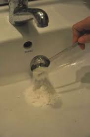 Kimyasal içerikli, üzerine sıcak suyu boca edince ortaya zehirli duman salan lavabo açıcıları kullanmadan, tıkanan lavabolarınızı açabilirsiniz. Lavabo Acici Panosundaki Pin