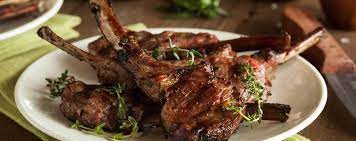 Per preparare le costolette d'agnello al forno iniziate a ripulire la carne dal grasso in eccesso 1, poi effettuate dei tagli tra una costina e l'altra 2 e aiutandovi con le dita spingete la carne verso il basso 3 in modo da liberare l'ossicino il più possibile. Costolette Di Agnello Al Forno Ricette Quasi Perfette Bergamo