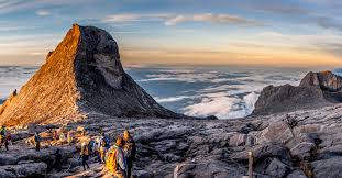 Ia terletak di negeri malaysia timur sabah dan dilindungi sebagai taman negara kinabalu, sebuah tapak warisan dunia unesco. Inilah Daftar Gunung Tertinggi Di Dunia Yang Kerap Menjadi Destinasi Wisata Ekstrem Kitacerdas Com