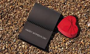 Επίσης, περιέχεται ειδικό αφιέρωμα με αφορμή την ημέρα μνήμης των θυμάτων του ολοκαυτώματος, στη ρωμανιώτικη τέχνη αλλά και την ακμή και τον αφανισμό της ρωμανιώτικης εβραϊκής κοινότητας. Pagkosmia Hmera Ths Gynaikas Giati Ka8ierw8hke Stis 8 Martioy Newsbomb Eidhseis News