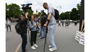 Souffrant d'une tumeur de l'hypophyse, qui le faisait anormalement grandir, sultan kösen a subi des traitements pour. Insolite La Vie Xxl De Brahim Takioullah Homme Le Plus Grand D Europe