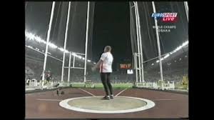 Corrida (corrida de curta ou de longa distância, com ou sem obstáculos), lançamentos ( arremesso de peso, lançamento de martelo, lançamento de disco e lançamento do dardo) e saltos (salto em. Tecnicas De Atletismo Lancamento Do Martelo Youtube