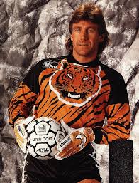 Ubrigens Chuck Norris Schlaft In Gerry Ehrmann Bettwasche Lustige Cartoons Fussball Lustig