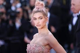 Justin bieber's sported a bizarre ensemble of a white tank pulled up as a crop top justin bieber faces arrest in brazil for illegally spray painting graffiti on a rio hotel's wall. Justin Bieber Wer Ist Seine Frau Hailey Baldwin Liste Mit Ex Freundinnen