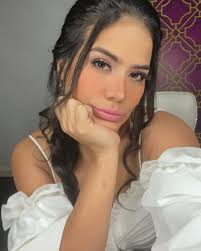 Me quiero pintar el pelo color chocolate y mis jefecitos no aprueban 👀  ustedes que opinan, que me den permiso o no? . . Es con ustedes estimados  @christianrodriguezp @gaby_burbanotv 🤣🙏🏼😩 @ TC Televisión