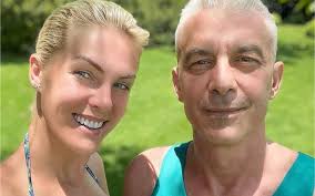 This new collection ana hickmann eyewear presents a balance between the classic styles but with a twist of irreverence. Ana Hickmann S Husband Celebrates The End Of The Fight Against Cancer I Am Cured Entertainment Prime Time Zone