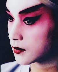 leslie le on instagram 周夢蝶 九行你底影子是弓你以自己拉響自己拉得很滿 很滿 每天有太陽從東方搖落一顆顆金紅的秋之完成於你風乾了的手中 為甚麼不生出千手千眼來 既然你有很多很多秋天很多很多等待搖落的自己 晚安 그림