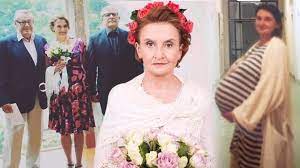 Eva holubová je již řadu let jednou z největších hvězd českého filmu, i když ve spojení s ní se tohoto termínu neužívá.holubová, rozená šafrová se narodila do rodiny bývalého stranického funkcionáře, po roce 1968 dělníka, matka byla účetní. Eva Holubova Vzpomina Ukazala Fotky Ze Svatby I Obrovity Tehotensky Pupik S Dvojcaty Extra Cz