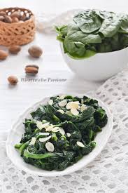 Per cucinare gli spinaci surgelati in padella è bene partire da un buon soffritto, mettendo a scaldare olio extravergine di oliva con un trito di cipolla, sedano e carota. Come Cucinare Gli Spinaci
