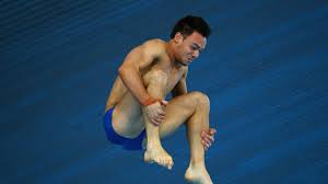 Read more daley and lee hug after winning the synchronized 10m. Diving Olympic Medallist Tom Daley Seeking Help To Get Over Twist Dive Phobia News News Sky Sports