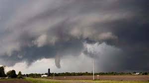 La tornade qui a touché hallam, dans le nebraska, a laissé un couloir de dégâts de 4 km de large le 18 mars 1925, une tornade a parcouru au moins 350 km dans le missouri, l'illinois et l'indiana, tuant. Ce Francais Sillonne Les Etats Unis Pour Chasser Les Tornades The Weather Channel Articles From The Weather Channel Weather Com