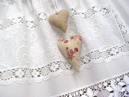 Weisse Vintagegardine Mit Leinenherz Weisse Spitzenstickerei Landhausgardine Schweden Querbehang Shabby Chic Rosen Kurzgar In 2020 Kurze Gardinen Gardinen Shabby