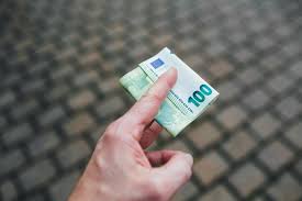 Na račune številnih Slovencev prihaja povprečno 826 evrov, preverite kdaj