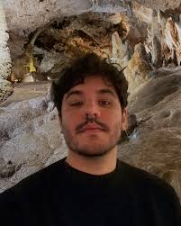 Tempo, água, minérios e… tempo. Foi isso que formou essa estalactite. Cinco  séculos de paciência. Segundo a segundo. Ela já estava aqui antes do Brasil  ser descoberto. Você olha por 30 segundos.