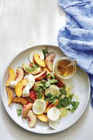 Salade Caprese De Peches Par Joanna Gaines Magnolia Table Hachette Cuisine Recette Caprese Idee Recette Livre De Recettes De Cuisine