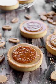 Tartelettes Au Chocolat Dulcey Et Caramel A La Vanille Nougatine Au Pralin Rock The Bretzel Recette Tartelettes Au Chocolat Mini Tarte Dulcey