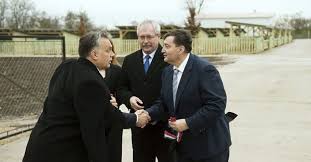 A műsorvezető nem tagadta, hogy kapcsolatban van mészáros lőrinccel, de leszögezte, továbbra sem szeretné, ha magánélete címlapon lenne. Itt Tartjak Az Ev Eskuvojet Meszaros Lorinc Es Varkonyi Andrea Lagzijat Magyar Narancs