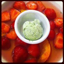 Soupe De Fraises Et Nectarines A La Citronnelle Et Glace Persil Soupe De Fraises Plats Cuisines Cuisine