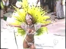 Inclusive a única que desfila tocando tamborim. Viviane Araujo Mocidade 2002 Rainha De Bateria Youtube