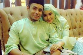 Tapi dulu katanya video itu untuk tatapan mereka suami isteri, tak sangka tersebar selepas hantar telefon bimbit untuk dibaiki. Suami Ayu Raudhah Flirt Dengan Gadis Sorak Jdt