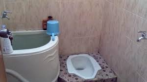 Kamar mandi yang anda lihat di foto ini nampak sederhana tapi berwarna , kombinasi warna putih. Bahaya Tidak Membersihkan Kamar Mandi Yang Anda Harus Tahu