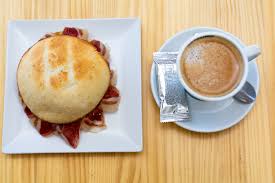 Tostada o Mollete con jamón y tomate + bebida – iberdelice.com