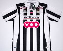 Amine benchaib met de pass, maar shamar nicholson staat buitenspel. Charleroi S C Home Fotbollstroja 2009 2010
