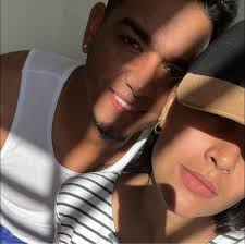 Imágenes captan a Alec Baldwin tras la entrevista con la Policía por el  trágico incidente que cobró la vida de la directora de fotografía Halyna  Hutchins