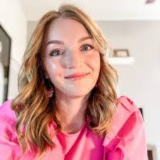 Annie Irons's Instagram, Twitter & Facebook