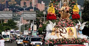 El 1 de agosto de 1925, año del primer centenario de la independencia de bolivia, en ocasión de la celebración del primer congreso eucarístico nacional, la virgen de copacabana fue coronada como reina de la nación por el breve apostólico de pío xi de 29 de julio de 1925. Vuelve Desfile De Virgen Del Carmen