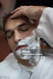 Razor Uzman Berber Elinde Berber Bir Berber Dükkanında Bir Adam Tıraş Yakın  Çekim Bir Tıraş Olan Adam Mith Bıyıklı Stok Fotoğraflar & Adamlar'nin Daha  Fazla Resimleri