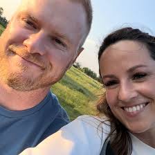 i remember seeing last year someone in haysville had a Zinnia field they  were letting photographers use, does anyone know if they are still doing  that? TIA :)