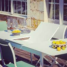 un repas a l exterieur avec plus de monde que prevu c est facile on deplie simplement l allonge qui est placee table de jardin table design plateau de table