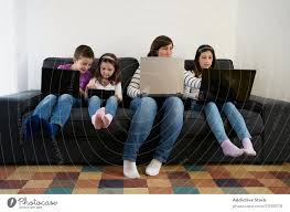 Die kleine lampe steht hinter einer. Seriose Mutter Und Kinder Verbringen Zu Hause Zeit Miteinander Indem Sie Gadgets Auf Dem Sofa Benutzen Ein Lizenzfreies Stock Foto Von Photocase