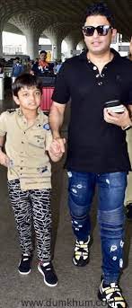 Bhushan kumar son bhushan kumar girlfriends 2:49 bhushan kumar hobbies 2:55 bhushan kumar house 3:05 bhushan kumar car bhushan kumar car collection 3:33 bhushan kumar income. Bhushan Kumar Along With Wife Divya Khosla Kumar And Son Spotted At Mumbai Airport Today Dumkhum