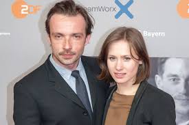Dünya savaşı konulu mini dizisi. Premiere Unsere Mutter Unsere Vater Mit Tom Schilling Christiane