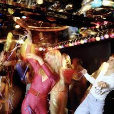 Höre discothèque 70s von various artists auf deezer. 29 Pictures That Show Just How Crazy 1970s Disco Really Was